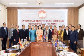 Les autorités du Comité central du Front de la Patrie du Vietnam (FPV) de Hô Chi Minh-Ville et des Comités du Front lao pour la construction nationale (FLCN) de Vientiane et de la province lao de Champassak. Photo: VNA