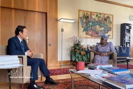L'ambassadeur du Vietnam auprès de l’OMC, Mai Phan Dung, et la directrice générale de l'OMC Ngozi Okonjo-Iweala. Photo: VNA