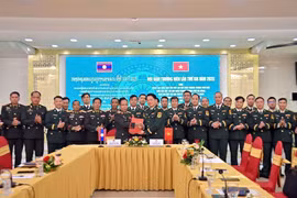 Signature du procès-verbal entre les Commandements des Gardes-frontières de Hue, Da Nang et Quang Ngai et le Commandement militaire de la province lao de Sékong. Photo: VNA