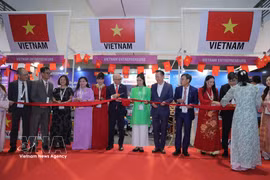 Cérémonie d'ouverture du stand du Vietnam au Salon international du commerce de l’Uttar Pradesh. Photo: VNA