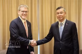 Le ministre des Finances Ngo Van Tuan (droit) et Dean Thompson, directeur principal chargé des relations gouvernementales mondiales de The Coca-Cola Company. Photo: VNA
