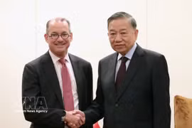 Le haut dirigeant To Lam (droite) et Robert Thomson, vice-président exécutif et responsable mondial des relations gouvernementales de Visa. Photo: VNA