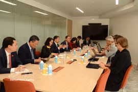 La délégation de la Commission de la Culture et des Affaires sociales de l’Assemblée nationale du Vietnam travaille avec l’Autorité de régulation de la communication audiovisuelle et numérique (ARCOM). Photo: VNA