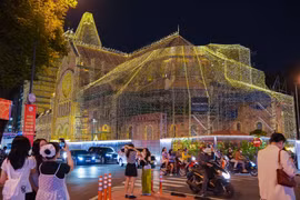 La cathédrale Notre-Dame scintille au centre de Ho Chi Minh-Ville, ravissant de nombreuses personnes. Photo : VNA