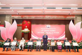 Le secrétaire général du Parti et président To Lam remet des insignes commémoratifs de 80 ans d'adhésion au Parti à 19 membres. Photo: VNA