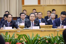 Le président de l’Assemblée nationale du Vietnam, Tran Thanh Man, et la délégation vietnamienne participent à un échange de vue avec les assemblées populaires aux trois échelons de Pékin. Photo : VNA