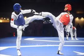 Nguyen Hong Trong (droite) décroche la deuxième médaille d'or pour le taekwondo vietnamien. Photo : VNA