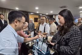 Une entreprise vietnamienne présente les produits de café DaLaKon lors de l’événement. Photo : VNA