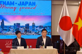 L'ambassade du Vietnam au Japon Pham Quang Hieu (droite) et le gouverneur de Gunma, Yamamoto Ichita. Photo: VNA