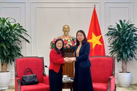 La vice-ministre des Affaires étrangères Nguyen Minh Hang (droite) et l'ambassadrice des États-Unis au Vietnam, Jennifer Wicks. Photo: ministère des Affaires étrangères