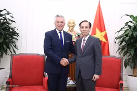 Le ministre des AE Le Hoai Trung (droite) et Jon M. Huntsman, vice-président de Mastercard. Photo: baoquocte.vn