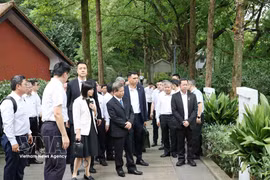La délégation vietnamienne visite le musée de la Révolution de Hongyanmusée de la Révolution de Hongyan. Photo: VNA