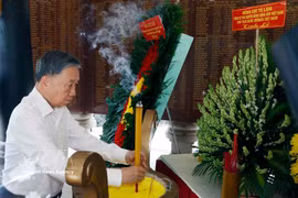 Le secrétaire général du Parti et président de la République, To Lam, offre de l’encens en hommage aux héros tombés pour l’indépendance du pays. Photo: VNA