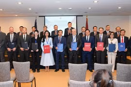 La cérémonie de signature du protocole d'accord entre EQuest Education Group et Standard Chartered Bank (succursale de New York) s'est déroulée en présence du secrétaire général du PCV et président To Lam. PHOTO : VIFC-HCMC
