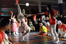 danse du bambou vietnamien lors de l'événement. Photo: VNA