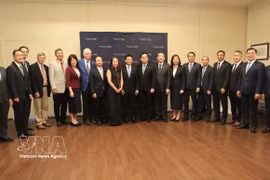 Le vice-Premier ministre Nguyen Van Thang et la délégation vietnamienne posent pour une photo avec des professeurs américains. Photo : VNA