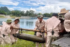 L'équipe de déminage de l’organisation britannique MAG a neutralisé sans incident une bombe découverte dans la commune de Phong Nha, province de Quang Tri. Photo : VNA