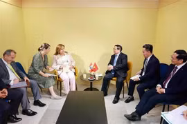 La rencontre entre le Premier ministre Pham Minh Chinh et la présidente péruvienne, Dina Boluarte. Photo: VNA