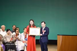 La Vietnamienne Le Thuong, présidente de l'Association vietnamienne de la région du Kansai, a reçu le Global Citizen Awards décerné par l'Association internationale pour la promotion de l'amitié. Photo: VNA