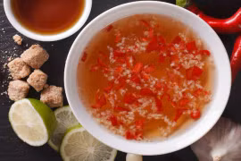 La sauce vietnamienne au sauce de poisson, à l’ail et au piment figure au troisième rang du classement des 34 meilleures sauces du monde établi par TasteAtlas, avec une note de 4,3/5. Photo: Shuttlestock