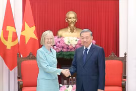 Le secrétaire général du Parti communiste du Vietnam To Lam reçoit l’ambassadrice d’Australie Gillian Bird. Photo : VNA 