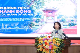 la vice-présidente du Comité populaire municipal, Vu Thu Ha, présente le programme d’action pour mettre en œuvre la résolution n° 26-NQ/TW du 22 août 2026 sur le développement du tourisme vietnamien comme secteur économique de pointe. Photo: hanoimoi.vn