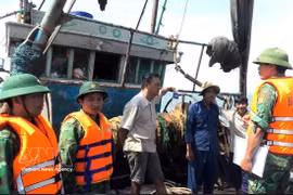 Les gardes-frontières de Quang Tri sensibilisent activement les pêcheurs au respect de la réglementation en matière de pêche INN. Photo : VNA