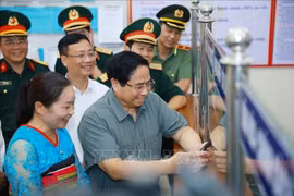 Le Premier ministre Pham Minh Chinh inspecte le traitement des formalités administratives de Thanh Hoa. Photo: VNA