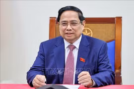 Le Premier ministre vietnamien Pham Minh Chinh s'entretient par téléphone avec Alexeï Likhatchev, directeur général de Rosatom. Photo: VNA