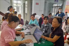 Personnes subissant un examen médical au centre de santé communal de Phu Rieng, province de Dong Nai. Photo: VNA