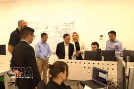 Les représentants de l’Université hébraïque de Jérusalem et les dirigeants de Qarakal Quantum présentent à la délégation les avancées les plus récentes dans le domaine de l’informatique quantique ainsi que les applications potentielles de cette technologie dans les secteurs scientifique, industriel, sécuritaire et de l’innovation. Photo: VNA