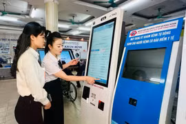 Un kiosque d'enregistrement automatisé à l'hôpital général de la provinciale de Quang Ninh. Photo : VietnamPlus