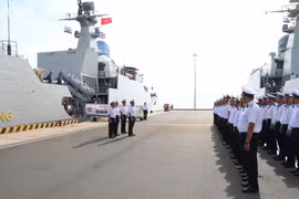 La frégate lance-missiles 016 (frégate Quang Trung), appartenant à la Région navale 4, a quitté le 10 août, la base navale de Cam Ranh pour se rendre à Penang, en Malaisie, afin de participer au 3e Exercice naval multilatéral de l'ASEAN (AMNEX 3). Photo: VNA