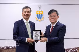 L’ambassadeur du Vietnam en Malaisie, Dinh Ngoc Linh (gauche) et le ministre en chef de Penang, Chow Kon Yeow. Photo: VNA