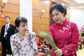 Les épouses de dirigeants vietnamien et japonais préparent du "bánh cốm". Photo: VNA