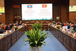 La séance de travail entre le général de corps d’armée Suvon Luongbunmi, vice-président de l'Assemblée nationale du Laos et les autorités de la province de Diên Biên. Photo: VNA