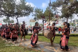 Des groupes villageois de percussionnistes et de joueurs de gongs participent au festival culturel des minorités ethniques de la province de Gia Lai. Photo : VNA