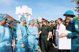Le général de division Nguyen Duc Hung rend visite et encourage les équipes chargées de l’exhumation et des prélèvements d’échantillons biologiques destinés aux analyses ADN sur les restes de martyrs au cimetière des martyrs de Mong Cai. Photo : VNA