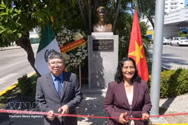 L’ambassadeur du Vietnam au Mexique, Nguyen Van Hai, et la maire d’Acapulco, Abelina López Rodríguez, coupent le ruban lors de la cérémonie d'inauguration du buste rénové du Président Ho Chi Minh à Acapulco. Photo : VNA