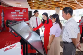 Présentation des plateformes et solutions de transformation numérique au service de l'administration et de l'économie numériques dans la province de Tay Ninh. Photo : VNA