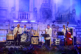 La soirée d’ouverture a proposé des performances des troupes musicaux que sont Song Hong Jazz Band, Nguyen Le Special Quartet et Senri Kawaguchi Special Fusion Band. Photo: VNA