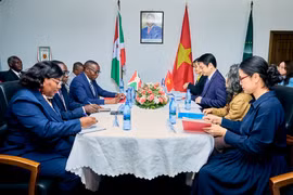 Le vice-ministre vietnamien des Affaires étrangères Le Anh Tuan copréside la première session des consultations politiques Vietnam-Burundi avec le ministre burundais des Affaires étrangères Édouard Bizimana. Photo: Ministère des Affaires étrangères