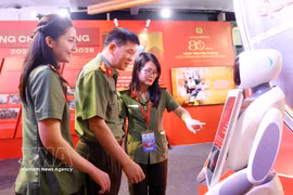 Des officiers et agents de la Sécurité publique visitent un espace d’exposition consacré aux réalisations des Forces de sécurité publique. Photo: VNA