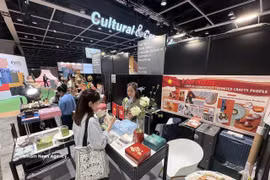 Des clients découvrent les produits d'entreprises vietnamiennes lors du salon Home InStyle. Photo : VNA