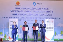 Échange d'un mémorandum d'accord entre la Banque d'investissement et de développement du Vietnam (BIDV) et la Banque japonaise pour la coopération internationale (JBIC), concernant la coopération pour soutenir la transition énergétique vietnamienne. Photo: VNA