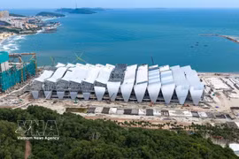 Sur le chantier du Centre de conférences destiné à accueillir le Sommet de l’APEC 2027. Photo : VNA