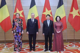 Le président Luong Cuong (droite) et son épouse ont présidé mardi soir 1er avril à Hanoï un banquet d'État solennel en l'honneur du roi Philippe et la reine de Belgique, en visite d'État au Vietnam. Photo: VNA