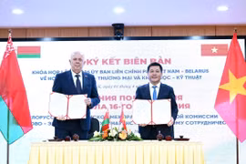 Le ministre vietnamien de l'Industrie et du Commerce Nguyen Hong Dien (droite) et le vice-Premier ministre de la Biélorussie Anatoly Sivak signent le procès-verbal de la réunion. Photo: VNA