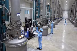 Ligne de production de panneaux solaires à la compagnie JA Solar Vietnam de Hong Kong (Chine), située dans la zone industrielle de Quang Chau (province de Bac Ninh). Photo : VNA
