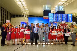 La société de services au sol Airport NEO Ground Services a assuré avec succès l’assistance au sol du premier vol international régulier d’Air India à destination de Hanoï, à l’aéroport international de Noi Bai, le 1er mai. Photo: Vietjet